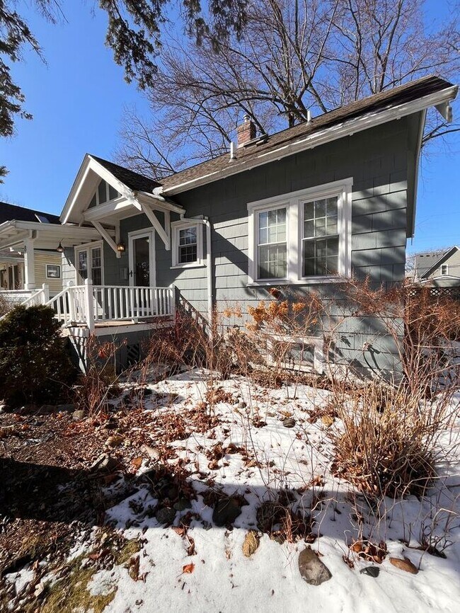 Foto del edificio - Charming 3-Bedroom Home in a Convenient an...