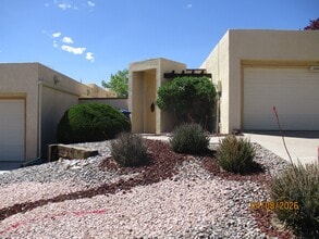 Building Photo - 10409 Camino Del Oso NE