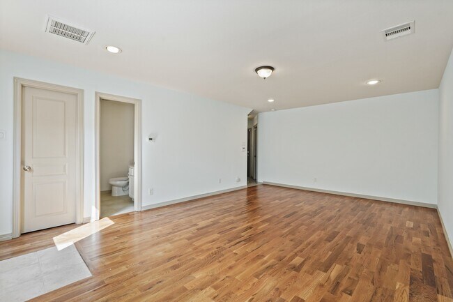 Foto del edificio - 7903 Bachwood Dr