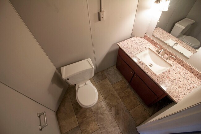 Foto del edificio - 919 Bates St