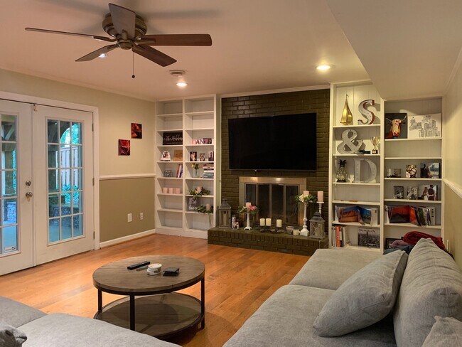 Building Photo - Hard to Find Rental Home in Heart of Dunwoody