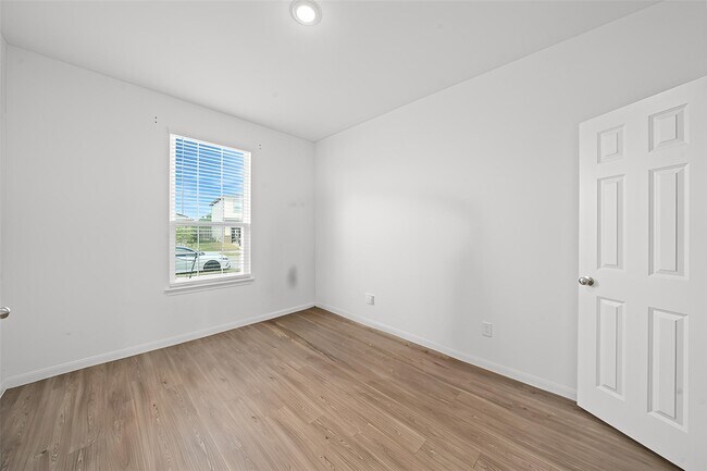 Foto del edificio - 7306 Heath Knl Ln