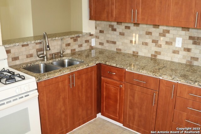 Building Photo - 651 Aurora-
