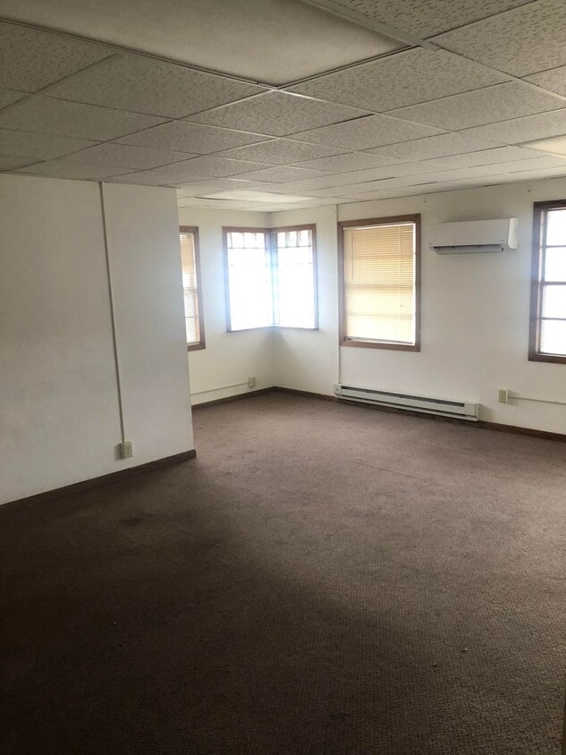 Primary Photo - Large 4 Bedroom 2 bath