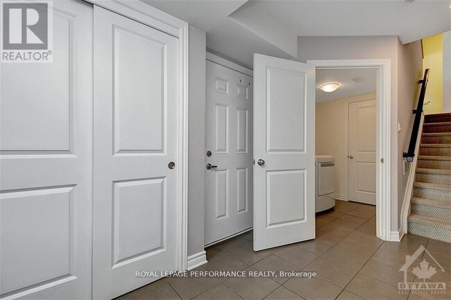 Building Photo - 610 Lauraleaf Cres