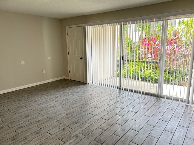 Building Photo - Spacious 1/1 Ground floor Condo