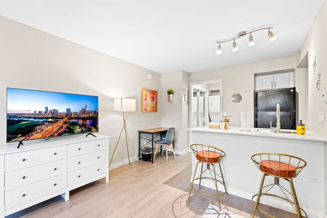 Foto del edificio - 6811 Great Northern Blvd