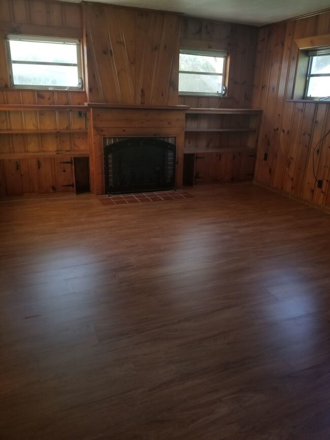 Building Photo - 1545 Sunset Cir