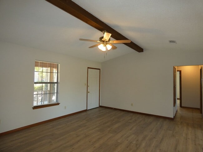 Building Photo - Great home in the heart of Pace!
