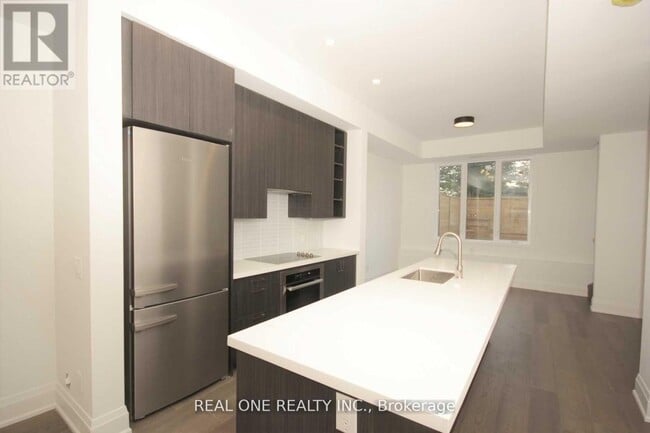 Building Photo - 35-35 Dervock Crescent