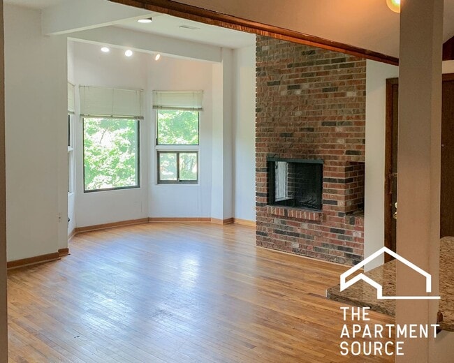 Building Photo - 877 W Lill Ave