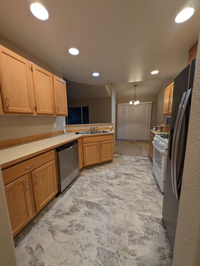 Building Photo - Illahee Home with a View and Two Master Be...