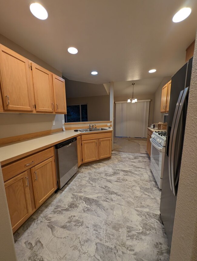 Building Photo - Illahee Home with a View and Two Primary Suites