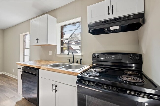Building Photo - 2-Bedroom, 1-Bathroom Lower-Level Unit in ...