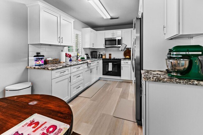 Foto del edificio - Beautifully Renovated 3 Bedroom 1 Bath Hom...