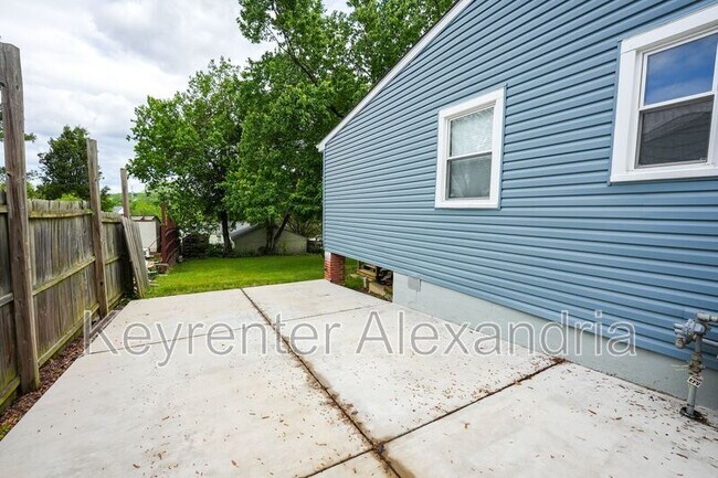 Building Photo - 3304 Burgundy Road