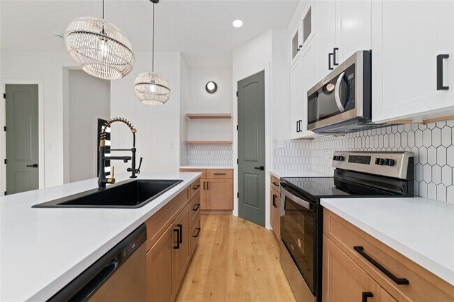 Building Photo - 4010 Dreyfus St