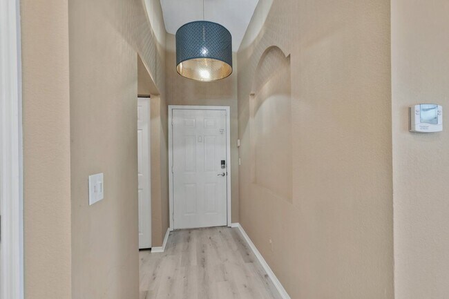 Foto del edificio - Gorgeous Condo in Soughtafter Intracoatsal...