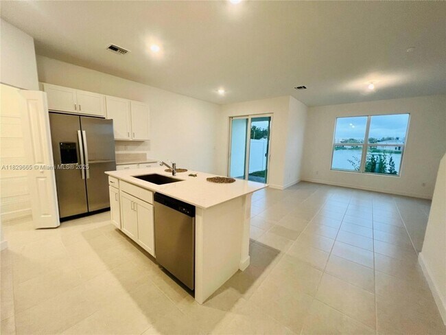 Foto del edificio - 6935 Harbours Edge Ave