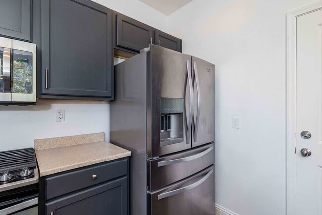 Building Photo - MOVE IN SPECIAL!!! $500 OFF FIRST MONTHS RENT! Come check out this lovely 3 bedroom 2.5 bath home...