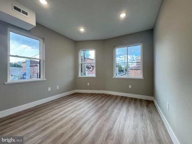 Building Photo - 646 W Huntingdon St