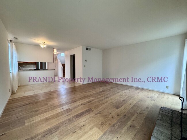 Building Photo - Lovely, Spacious 2bdrm 1.5 Bath Available ...