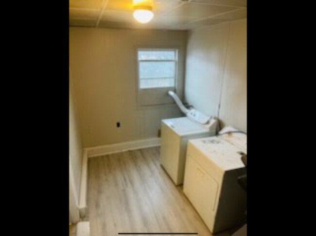 Building Photo - 530 Woodvale Ave