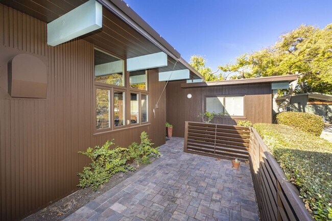 Building Photo - Charming Eichler in Desirable Greenmeadow ...