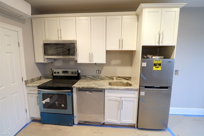 Building Photo - Studio, 1 bath  - 470 E 4th St Apt 3F