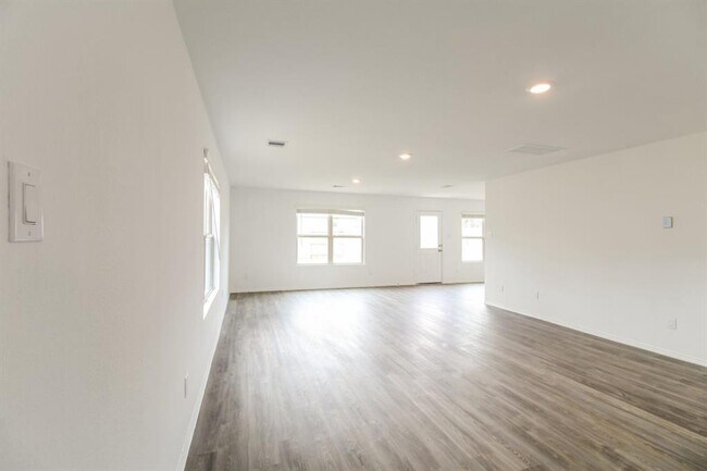 Building Photo - 2300 Plantation Dr