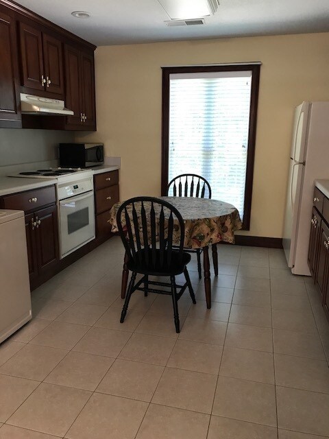 Foto del edificio - 1 Bedroom/ 1 Bathroom Furnished Garage apartment off Hwy. 441! Available early June!