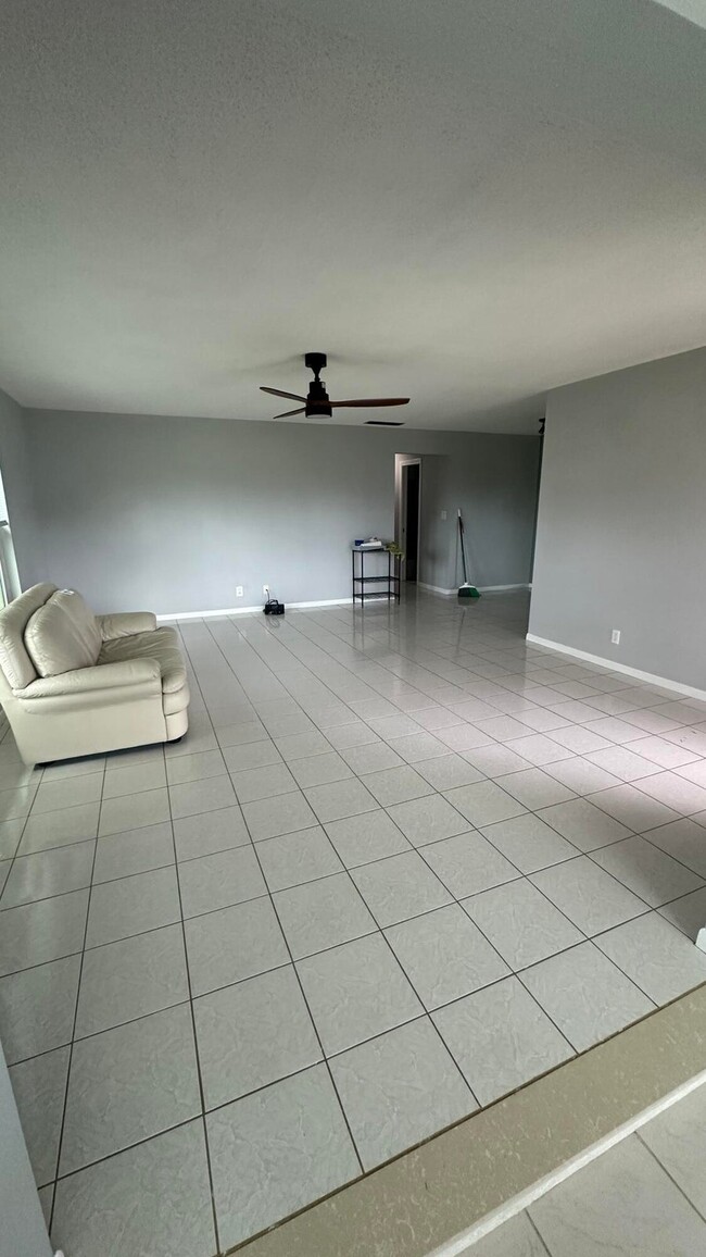 Building Photo - 240 N High Point Blvd