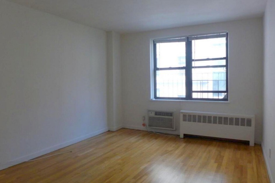 Primary Photo - 104 E 31st St