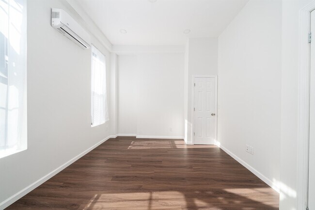 Building Photo - 258 Suydam Ave