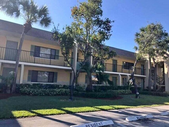 Foto del edificio - 1626 Meadows Cir W