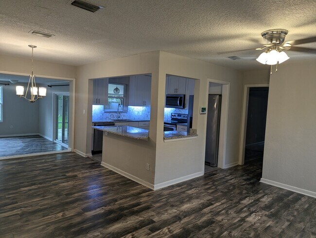 Building Photo - 6530 Pine Summit Dr