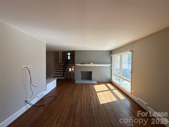 Building Photo - 2821 Sunset Dr