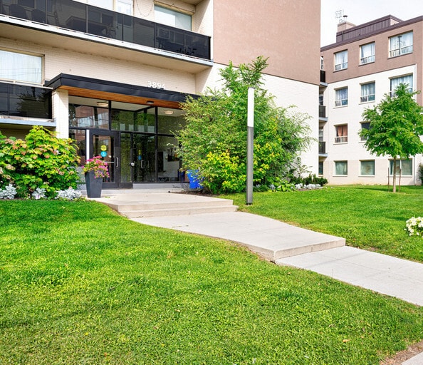 Building Photo - 3894 Bathurst St