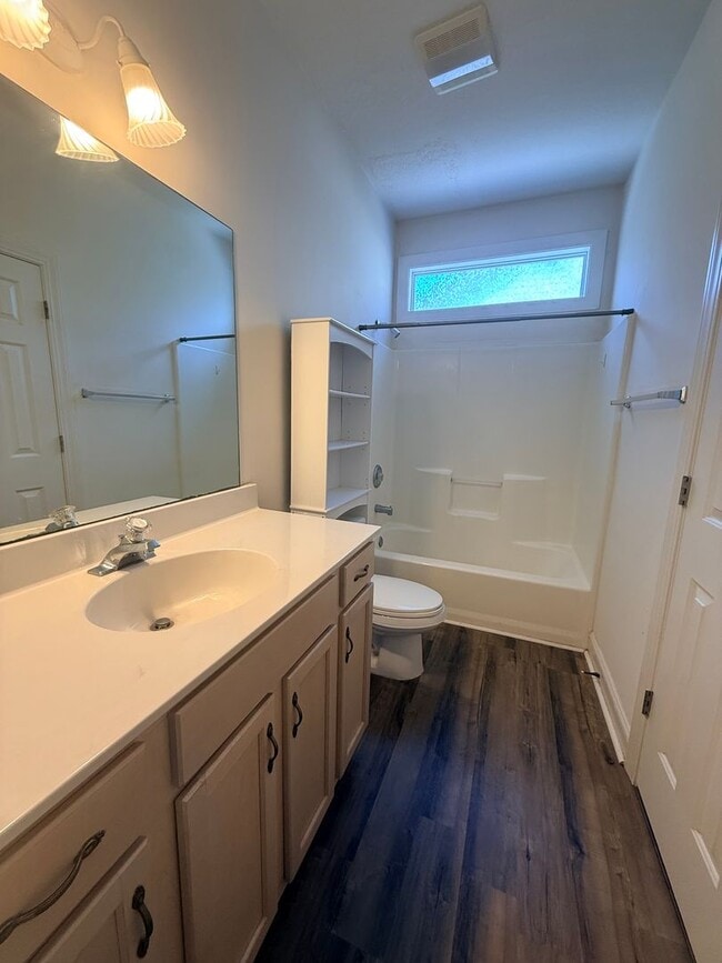 Foto del edificio - Spacious home in Flat Rock NC