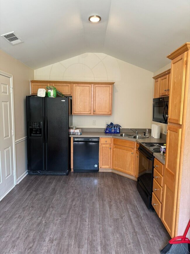 Building Photo - 3BR Eastside Single Family Home in Pinecrest!