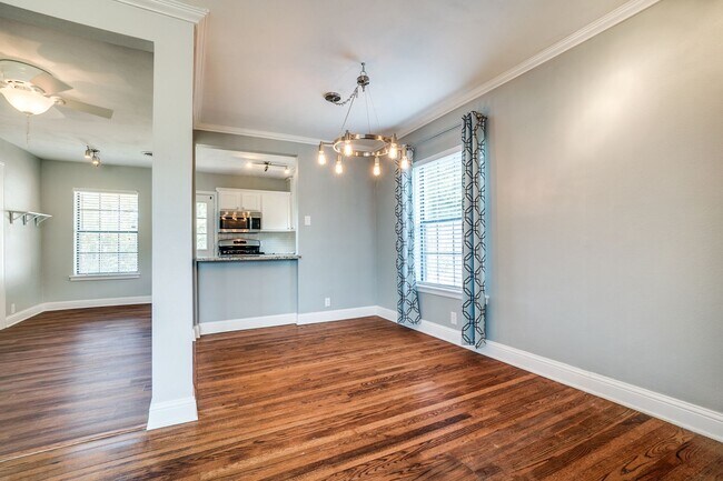 Foto del edificio - Airy and Light 3/2 in Established Dallas Neighborhood For Rent!