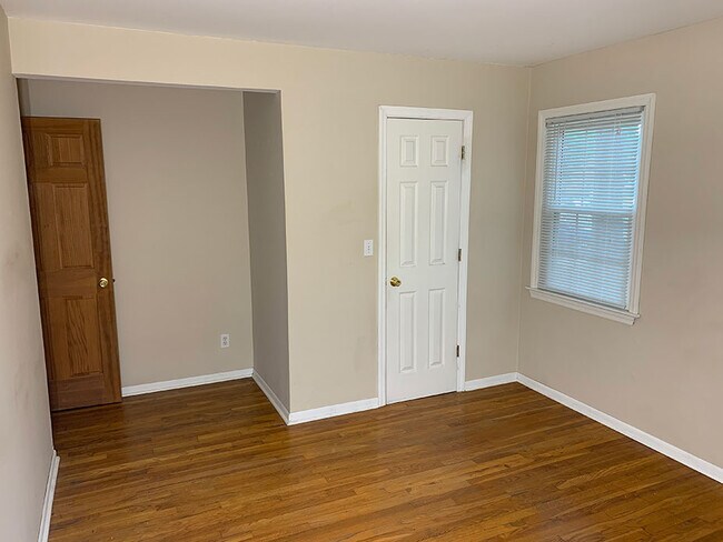 Dormitorio principal con vestidor - 521 Pitney Pl