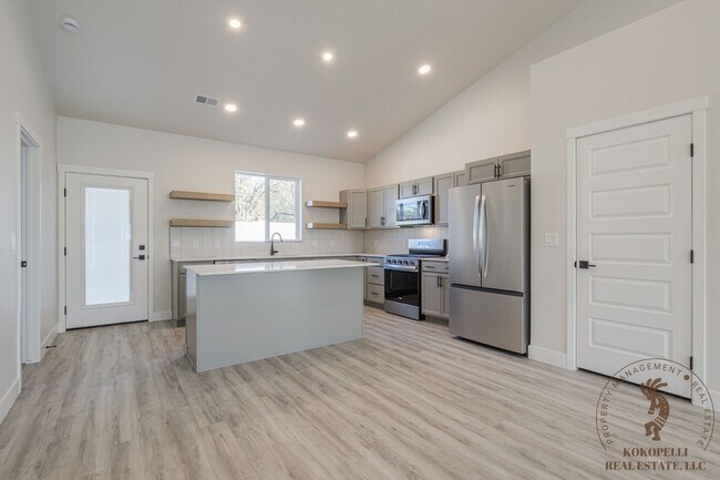 Foto del edificio - 2466 Revere Rd