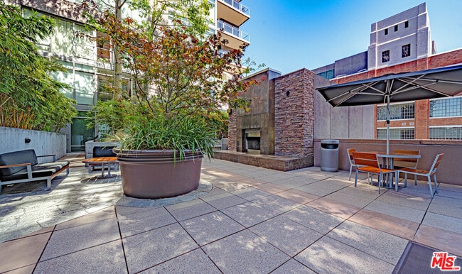 Foto del edificio - 1111 S Grand Ave