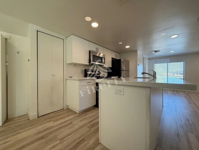 Foto del edificio - 1695 E Indianola Ave