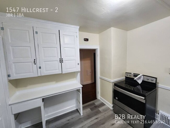 Building Photo - 1547 Hillcrest-2