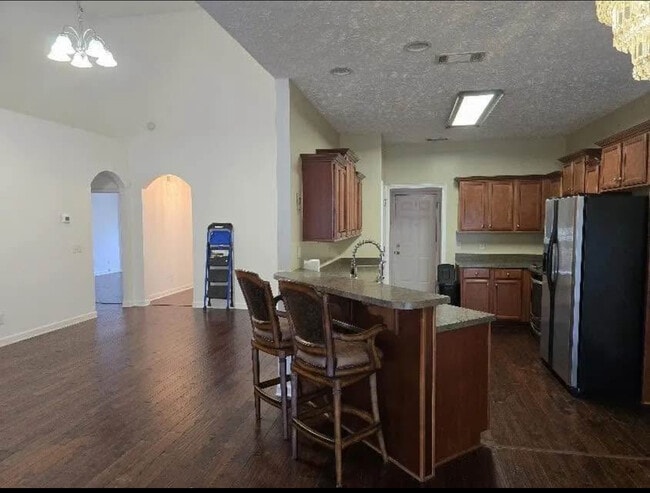 Building Photo - 3213 Hidden Creek Dr