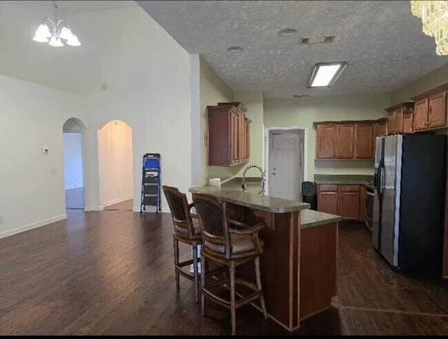Foto del edificio - 3213 Hidden Creek Dr