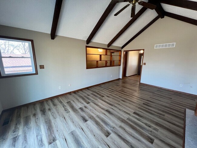 Foto del edificio - Spacious 3BR Home with 3-Car Garage & Big Backyard