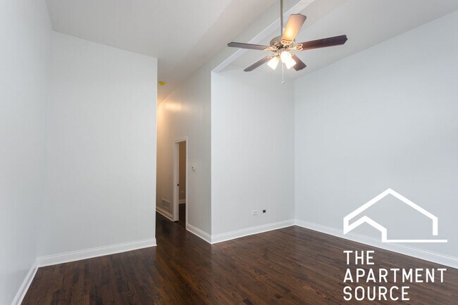 Foto del edificio - 2421 N Clybourn Ave